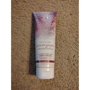 Bath & Body Works: Strawberry Snowflakes Body Cream